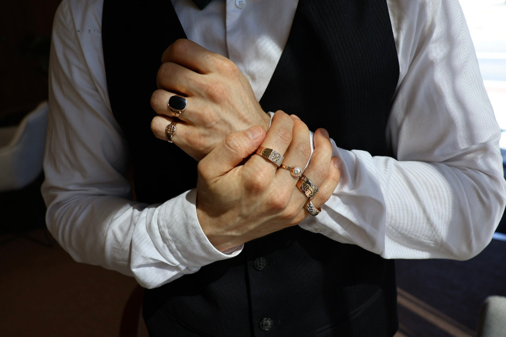 Redefining Masculine Style: The Rise of Signet Rings, Bold Chains, and Brooches for Men