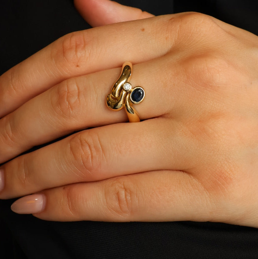 Yellow Gold Ring with Blue Natural Sapphire and Diamond