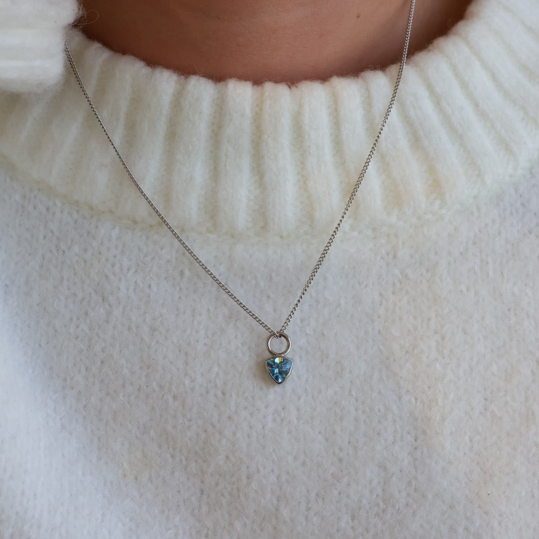 Valkokultainen sinitopaasiriipus