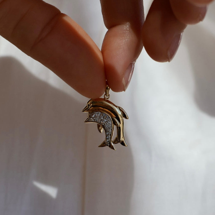 Keltakultainen timanttikoristeinen kaksoisdelfiiniriipus
