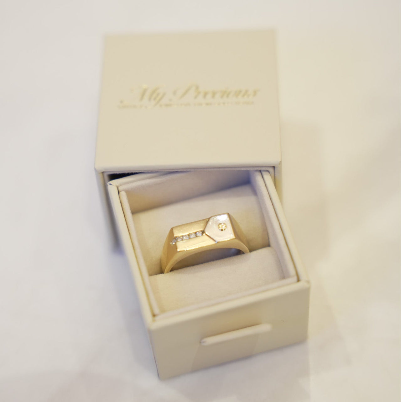 Timanttisormus keltakulta