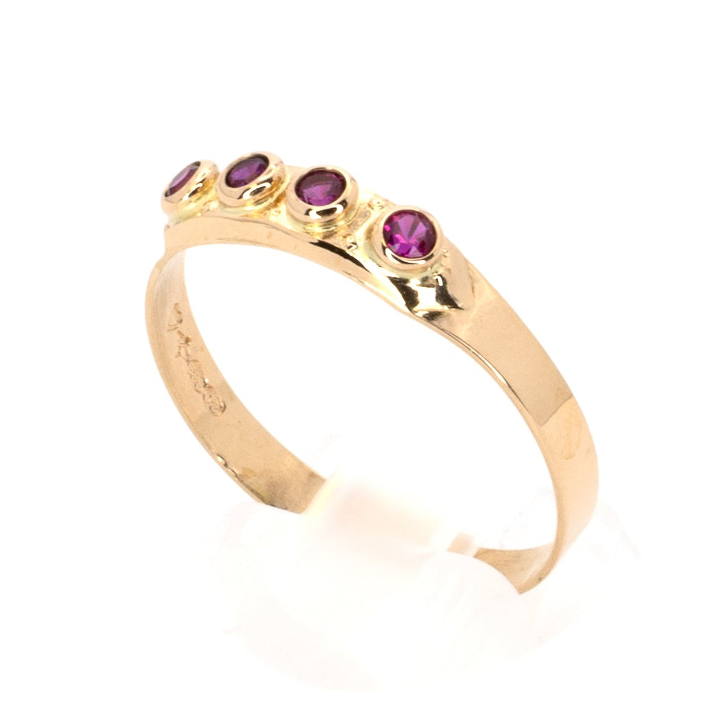 Rubiininpunainen kultainen sormus