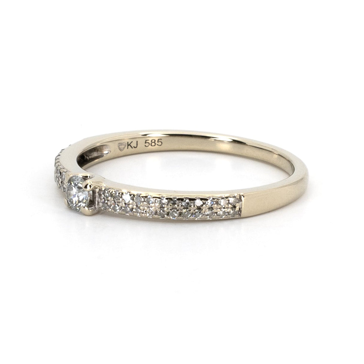 Klassinen morsiussormus valkokulta