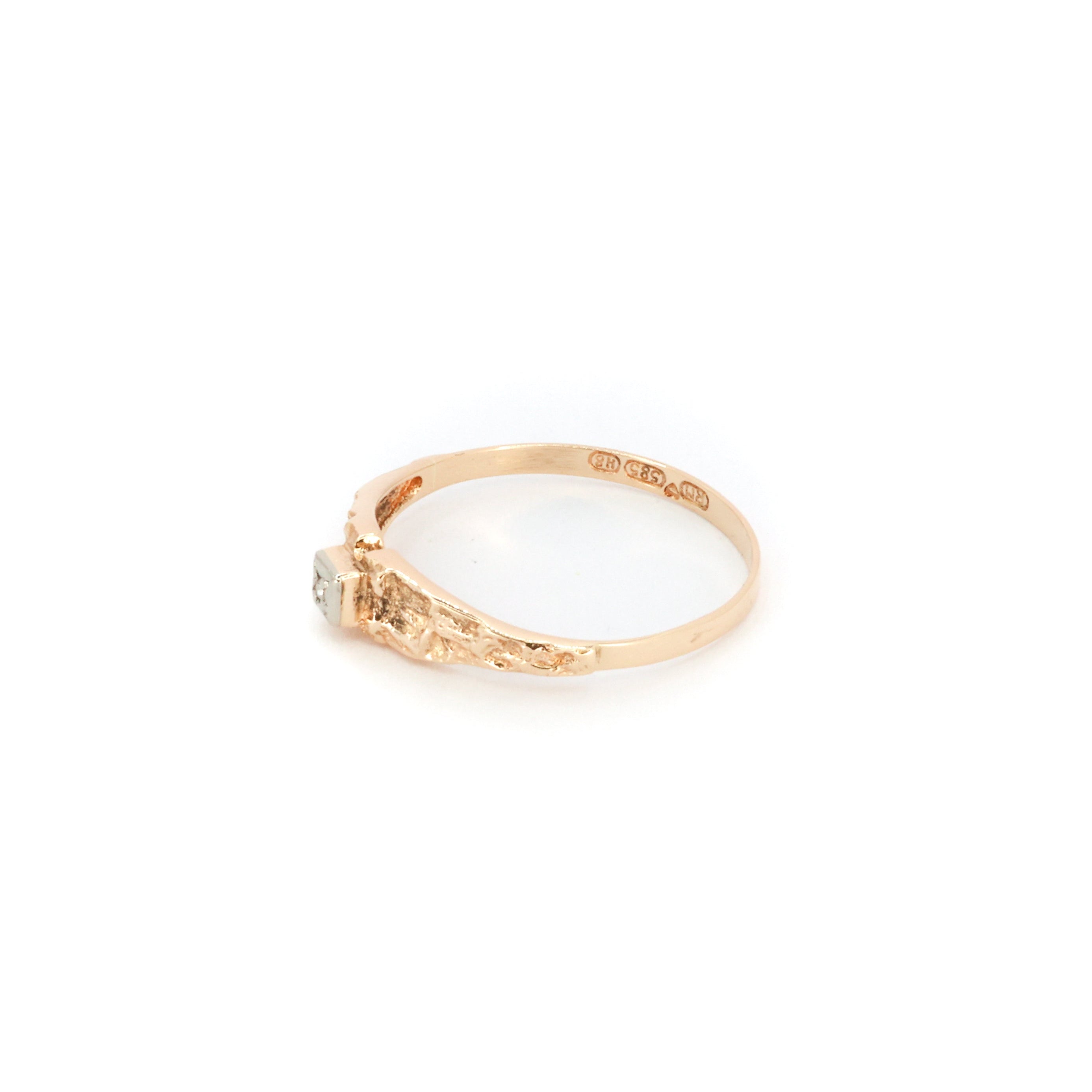 Lapponia Inspired Solitaire Gold Ring