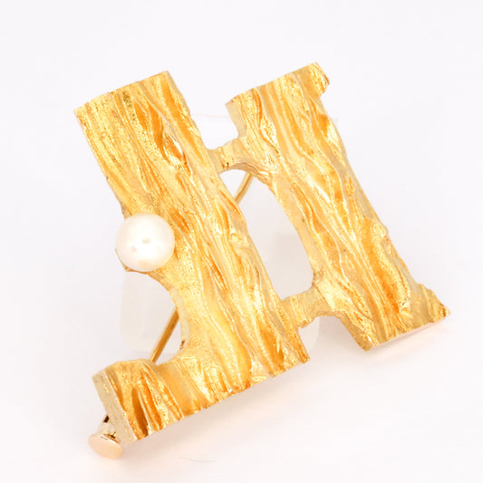 Pearl brooch