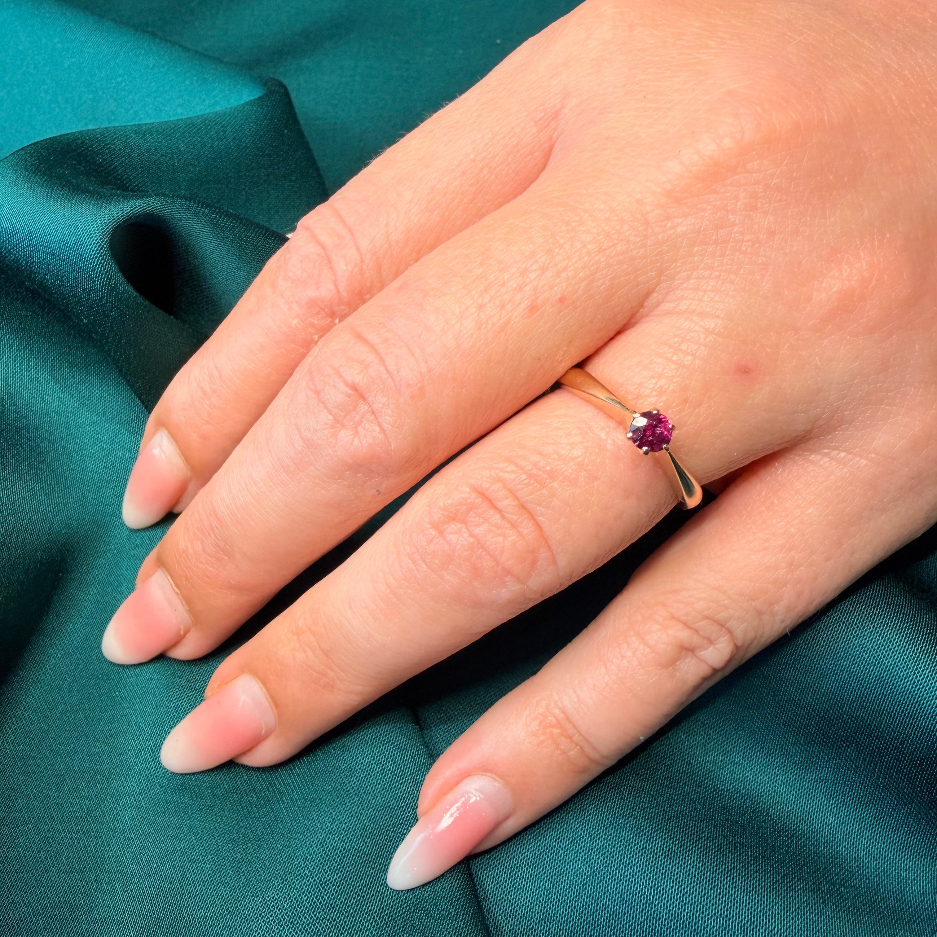 Yellow Gold Ring with Natural Ruby