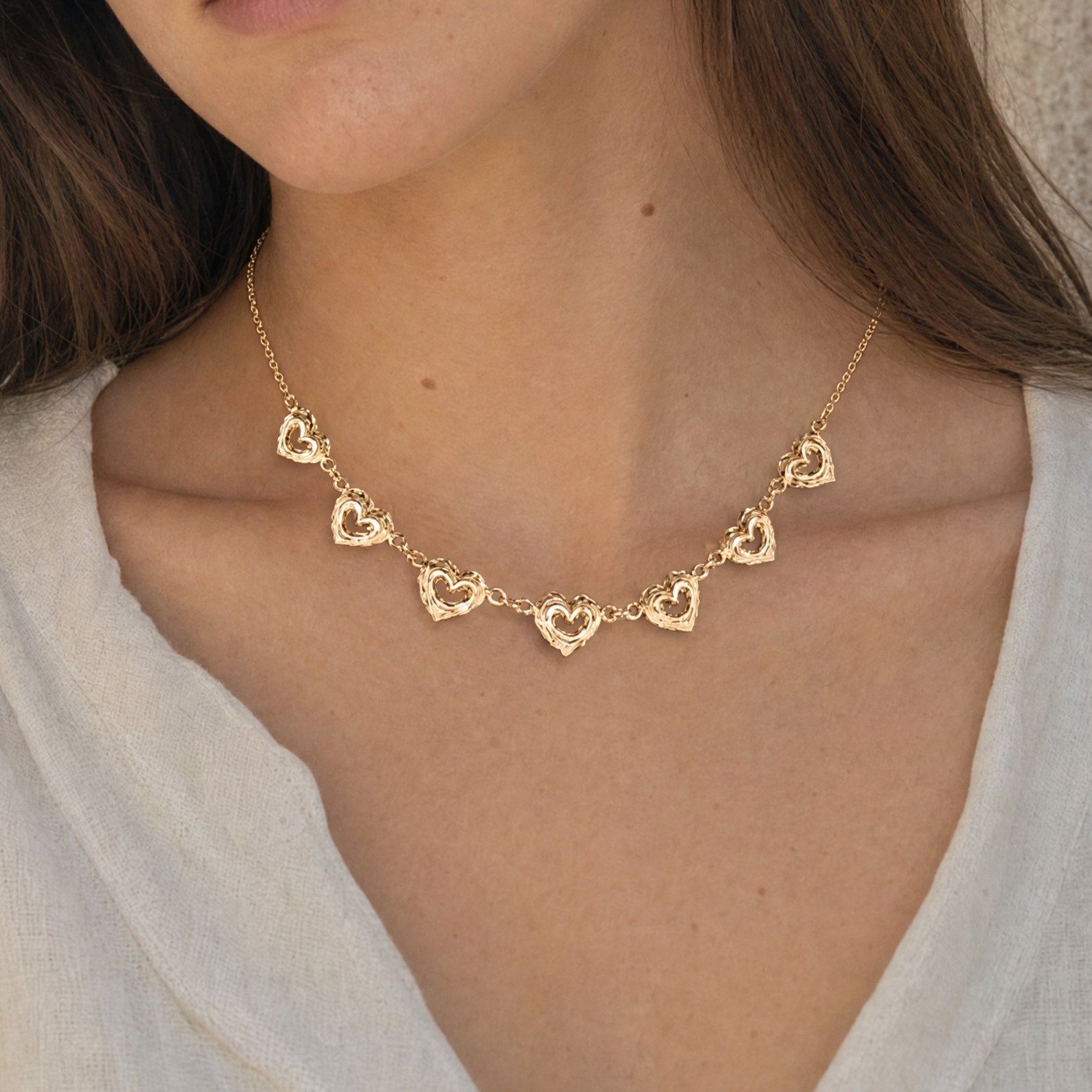 Kalevala talon sydän yellow gold necklace worn on