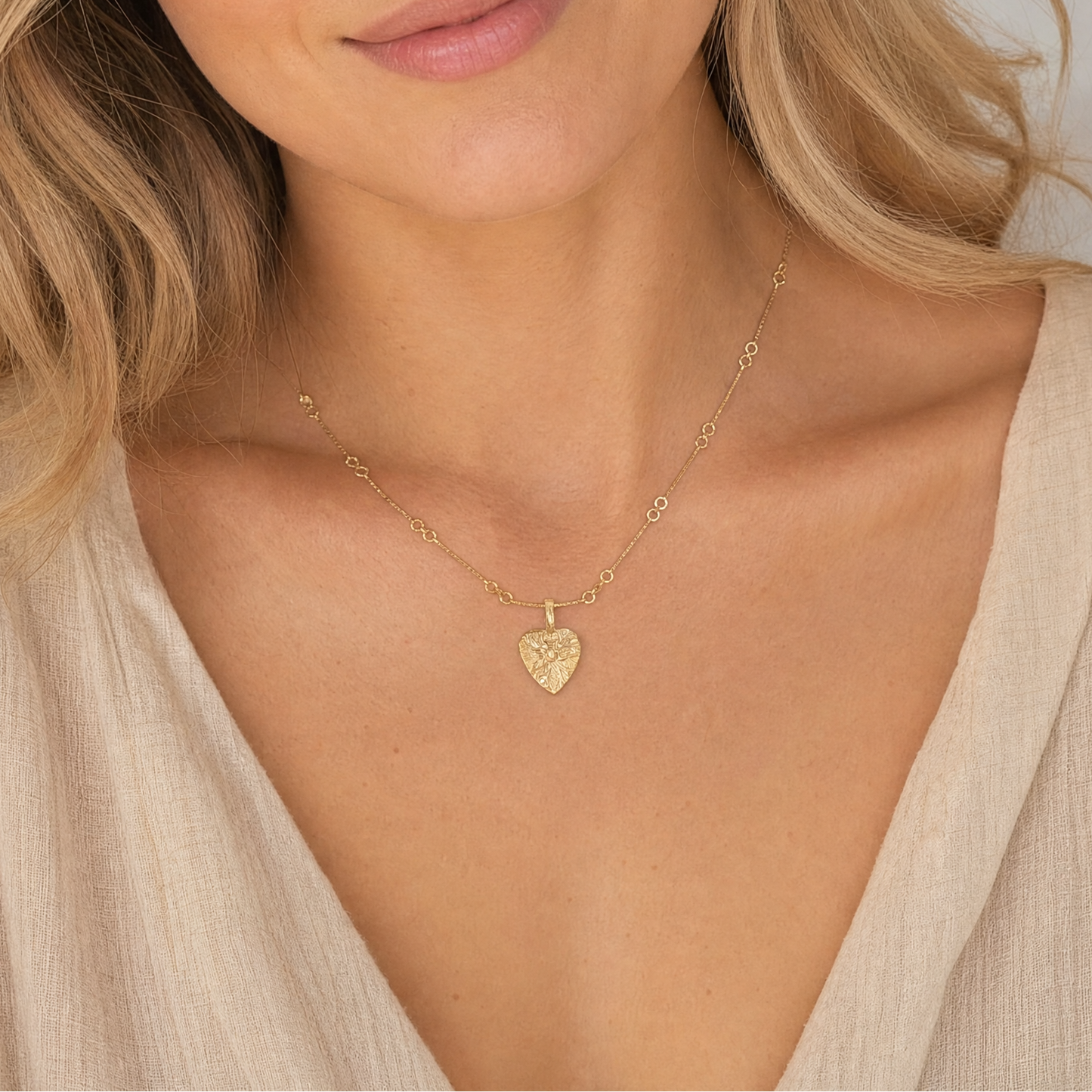 Lapponia Yellow Gold Necklace with Sydän Hela Pendant on woman