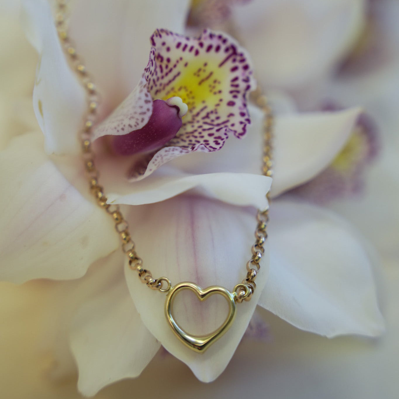 Sydänkaulakoru keltakultaa