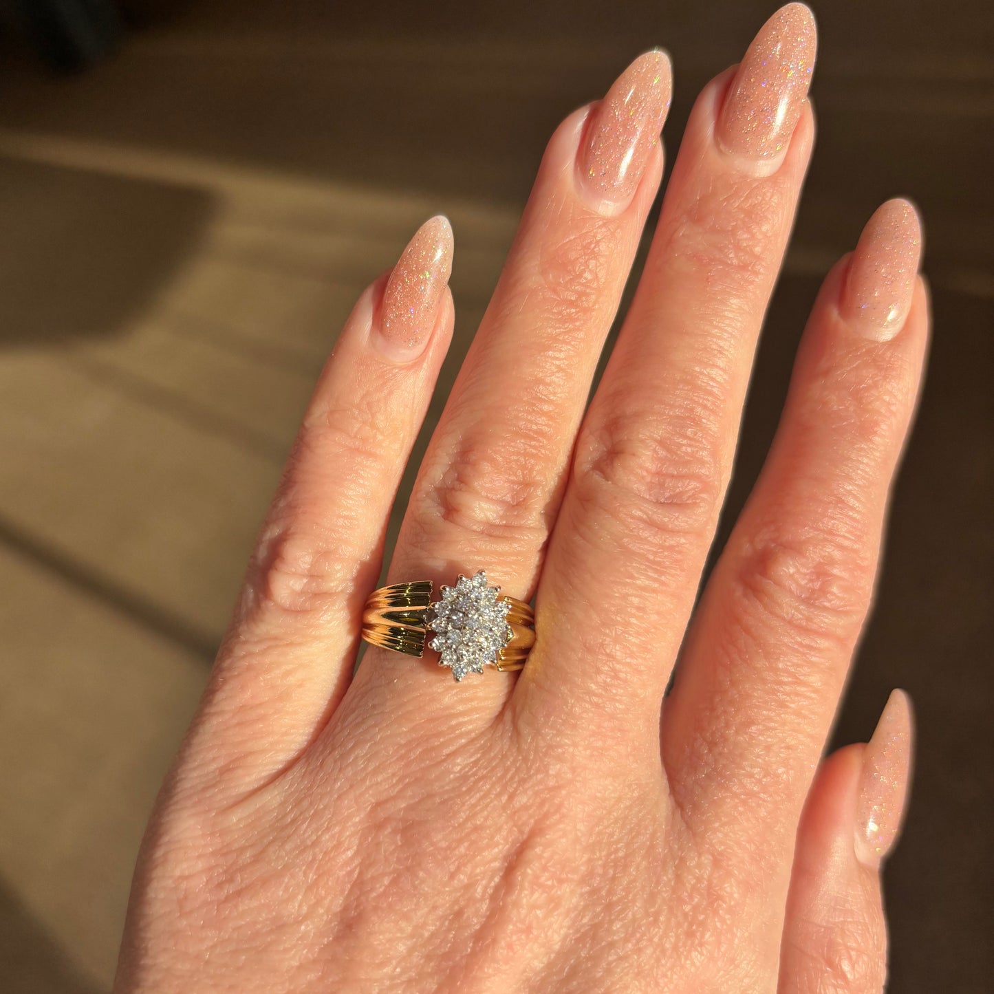 Timanttisormus keltakulta