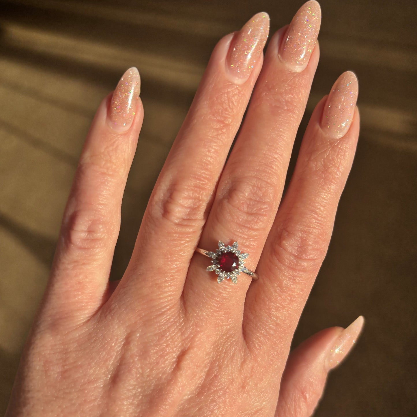 Halo-timanttisormus valkokulta